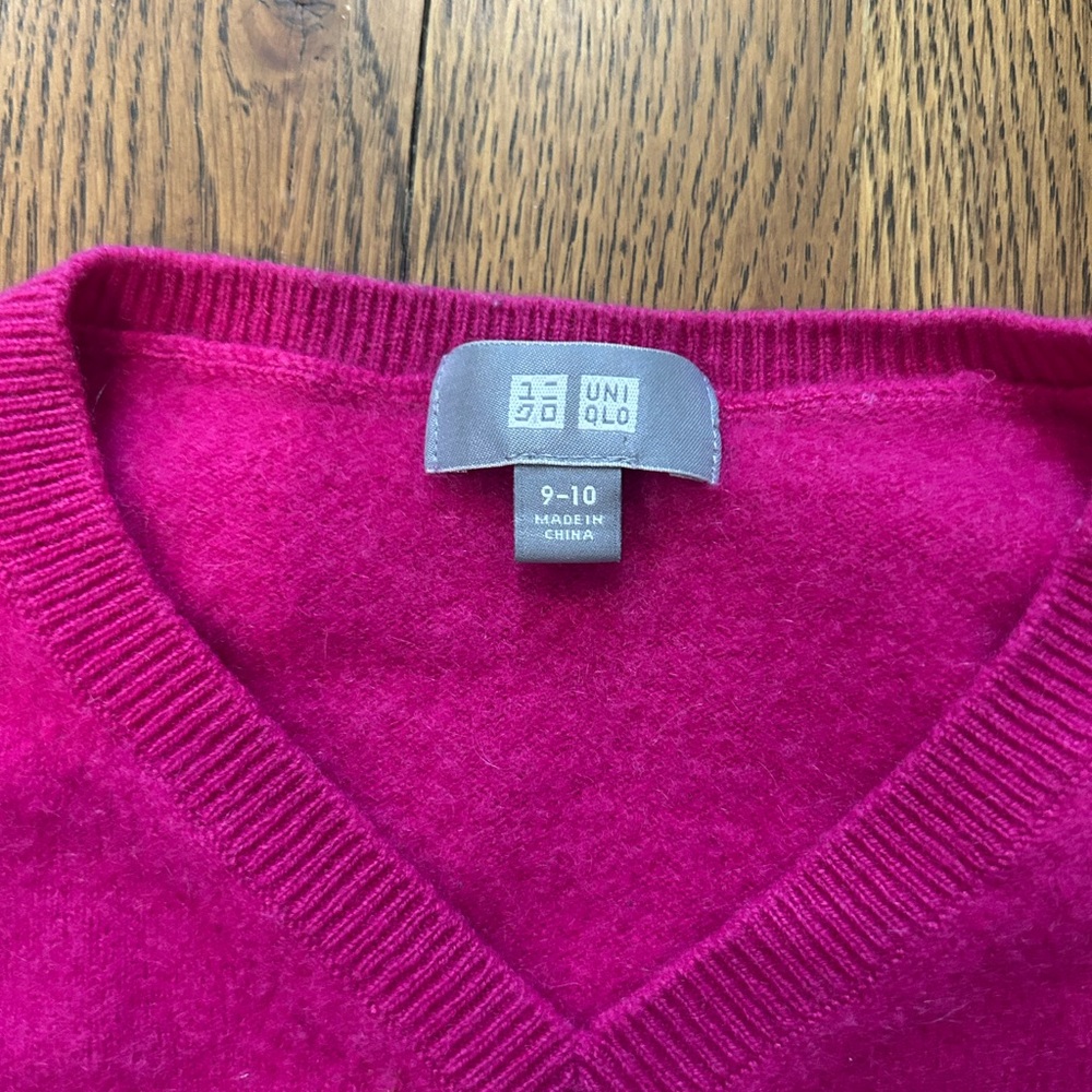 Uniqlo cashmere girls v neck sweater